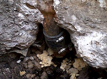 Águas das chuvas inundam cave